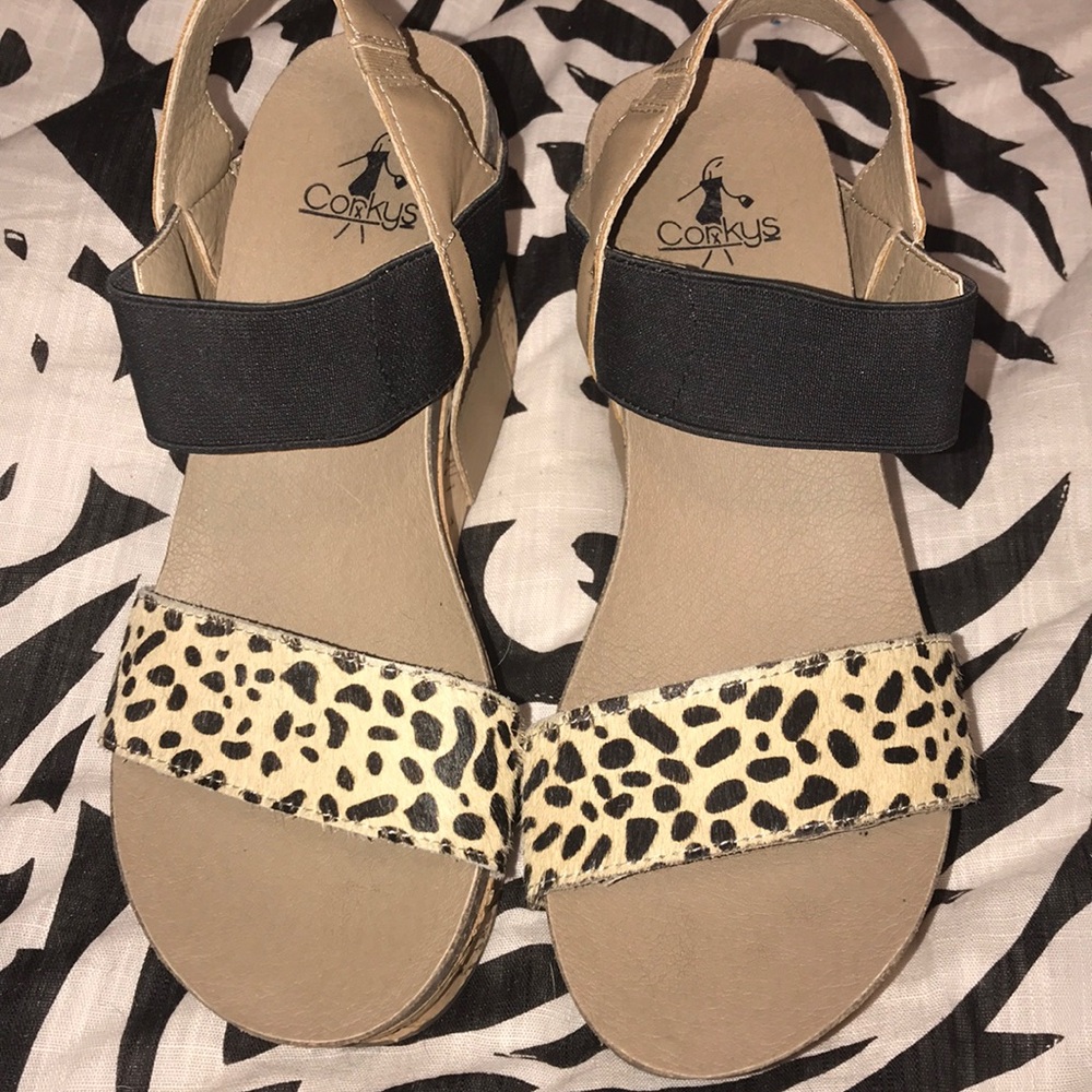 Super chic and comfy Corky wedges! 🖤